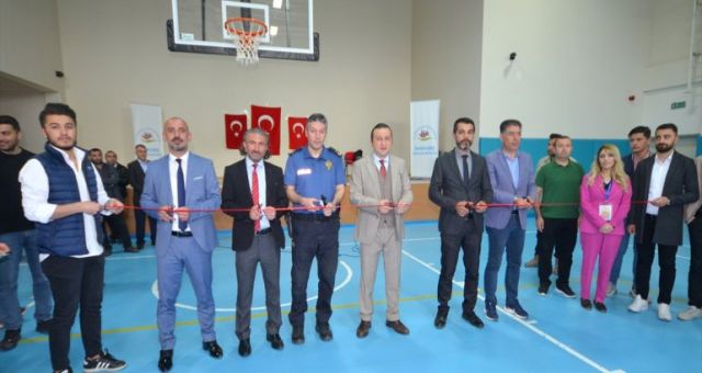Üniversite öğrencileri "waldorf" bebeklerini sergiledi