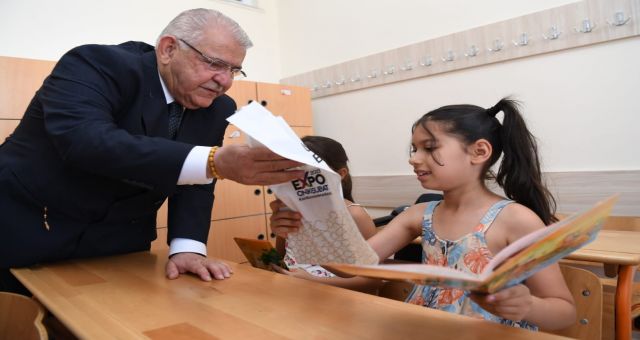 Başkan Mahçiçek, minik öğrencilerin karne heyecanına ortak oldu