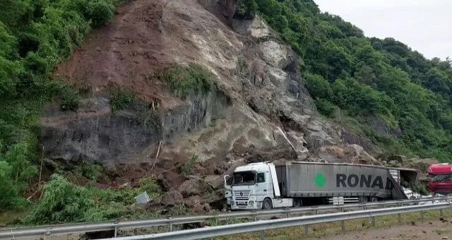 Artvin'de Heyelan: Tırlar Toprak Altında Kaldı