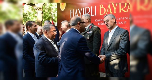 Başkan Güngör Protokol Üyeleri ve Vatandaşlarla Bayramlaştı