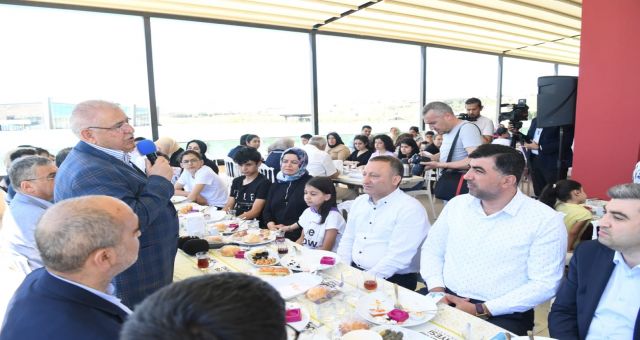 Başkan Mahçiçek, Lgs’de İlk 25’e Giren Öğrenci Ve Aileleriyle Buluştu