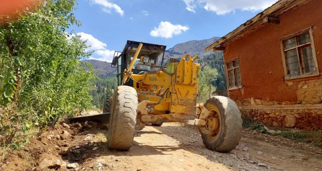 Büyükşehir Ekipleri Göksun’da Kırsal Mahalle Yollarında