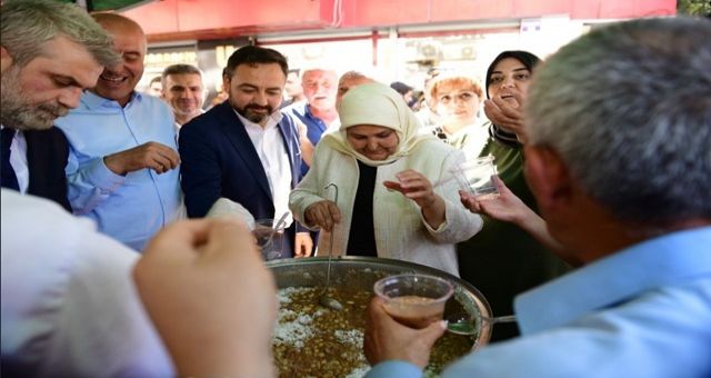 Elbistan Belediyesi, Muharrem Ayı Dolayısıyla Vatandaşlara Aşure İkramında Bulundu.