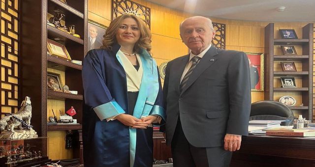 Kahramanmaraş'lı ismin Doçentlik Cübbesini Bahçeli'nin Makamında Giydi