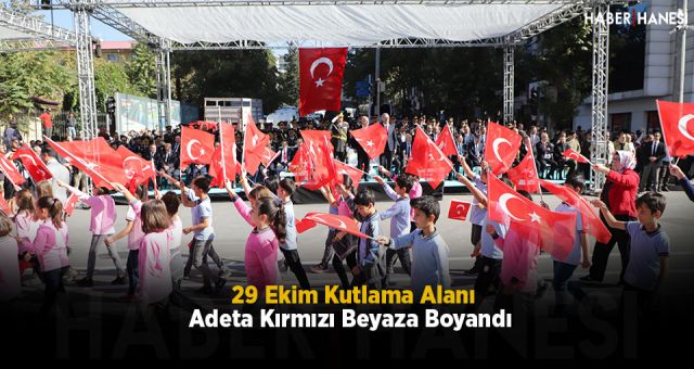 29 Ekim Kutlama Alanı Adeta Kırmızı Beyaza Boyandı