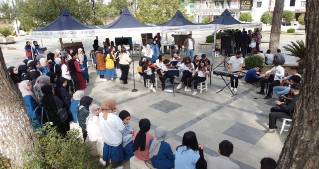 Başkan Okumuş; Ressam Hayalini Tuale, Başkan Hayalini Şehre Aktarır