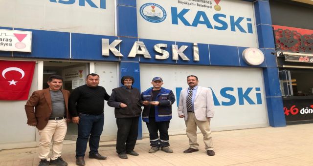 Büyükşehir Personeli Yerde Bulduğu Para Dolu Cüzdanı Sahibine Ulaştırdı