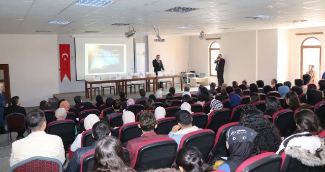 Gençler Hem Okuyor Hem Şehri Tanıyor