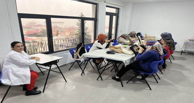 Onikişubatlı Kadınlar, Bilgi Ve Kültür Evleri’Nde Hem Öğreniyor Hem Eğleniyor