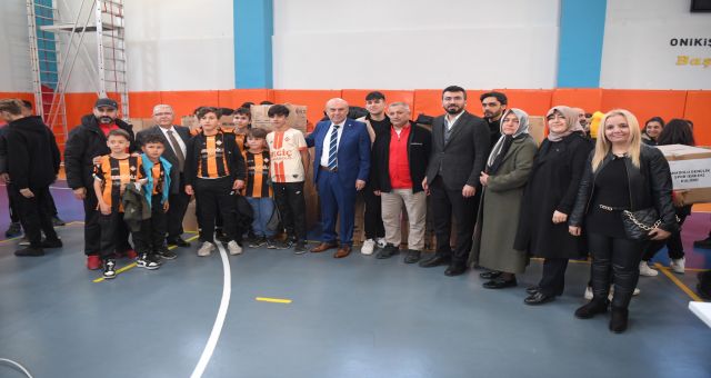 Başkan Mahçiçek, 40 Kulüpten Bin Sporcuya Malzeme Desteği Verdi