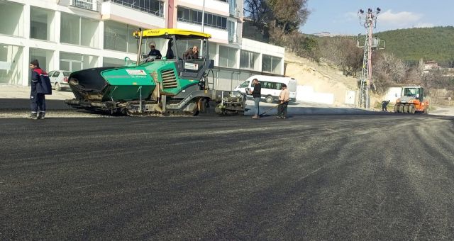 Büyükşehir Büğlek Caddesi’ni Sıcak Asfaltla Yeniliyor