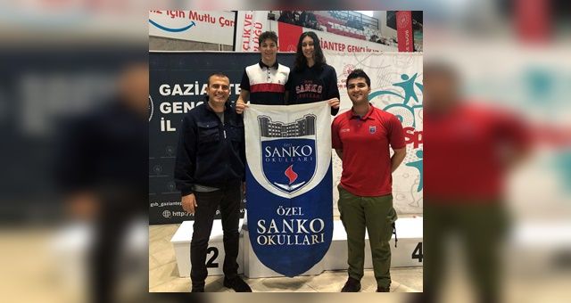 Sanko Okulları Yüzücüleri Bölge Birincisi ve Üçüncüsü Oldu