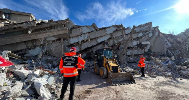 Başkan Güngör; “Arama Kurtarma Çalışmalarında 15 Bin Personel Görev Yapıyor”