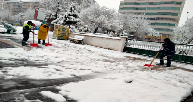 Büyükşehirden Yaya Yollarında Kar Temizliği