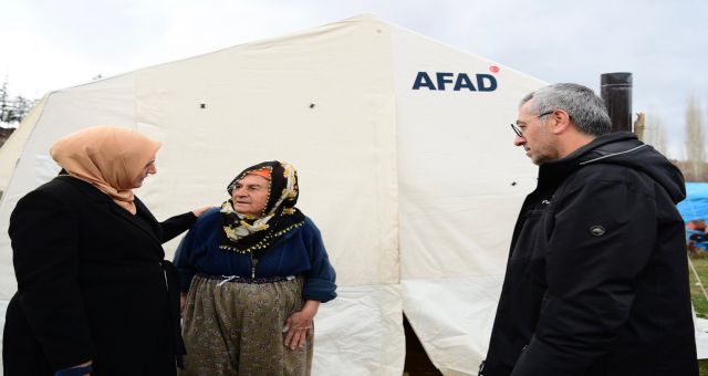 Başkan Güngör, Göksun’da Depremzedeleri Ziyaret Etti