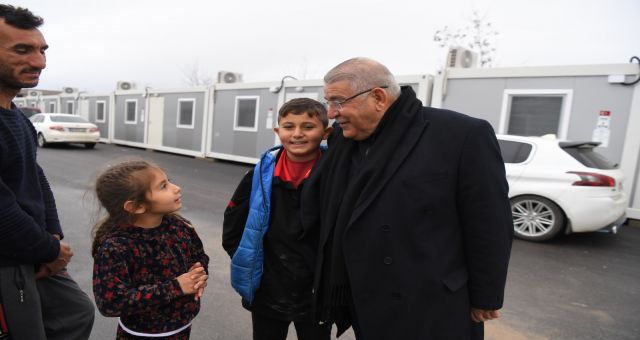 Başkan Mahçiçek, konteyner kentte incelemelerde bulundu, vatandaşları ziyaret etti