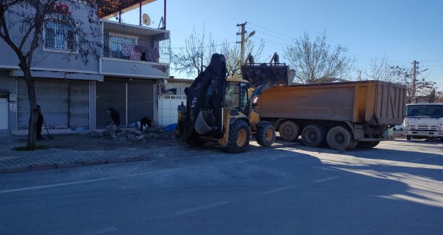 DULKADİROĞLU’NDA ARA SOKAKLAR MOLOZLARDAN TEMİZLENİYOR