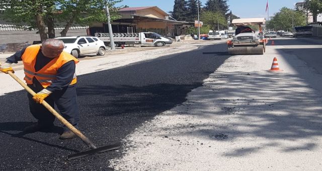 Büyükşehir Türkoğlu’nun En İşlek Arterlerini Onarıyor