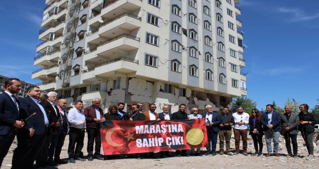 Ebrar Sitesi Enkazına karanfil bırakıp yetkililere seslendiler!