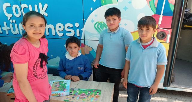 Büyükşehir’in Gezici Kütüphanesi Miniklerin Yüzlerini Güldürüyor