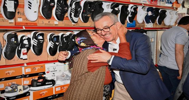 Başkan Güngör, esnaf ve vatandaşlarla bir arada