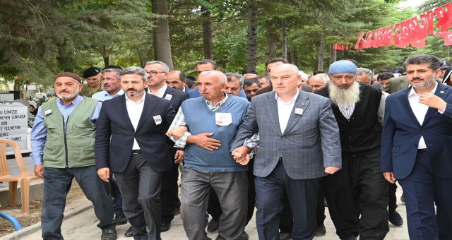 Maraş şehidine ağlıyor