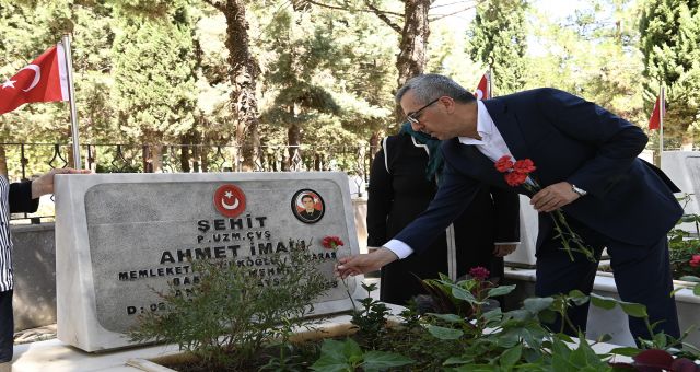 Şehitler kabirleri başında dualarla yâd edildi