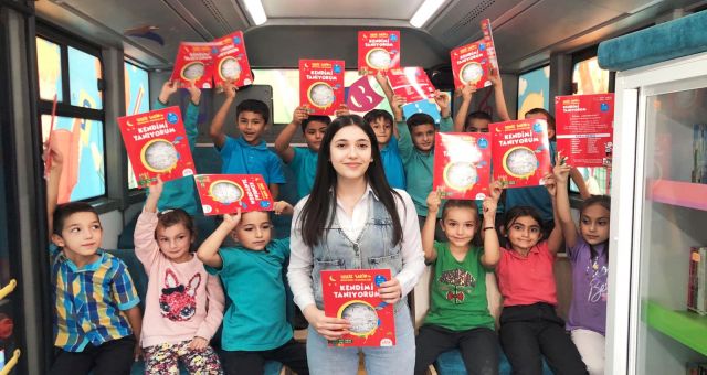 Büyükşehir’in Mobil Kütüphanesi Minik Misafirlerini Ağırladı