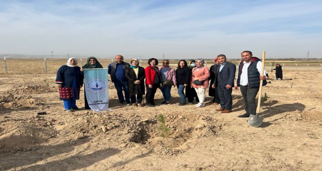 Elbistan Deprem Mezarlığında Fidanlar Toprakla Buluşturuldu