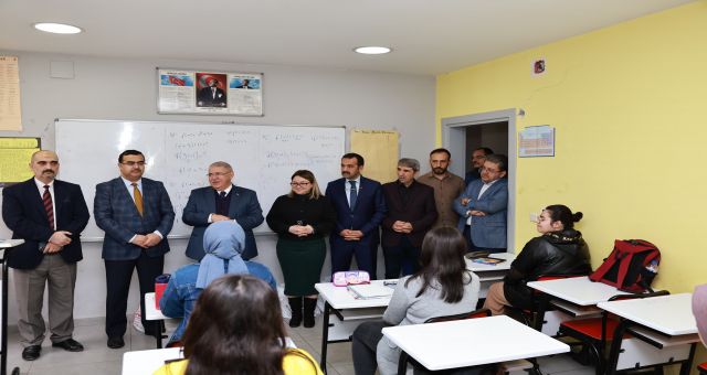 Başkan Mahçiçek, öğrencilerin ve eğitimin hamisi olmaya devam ediyor
