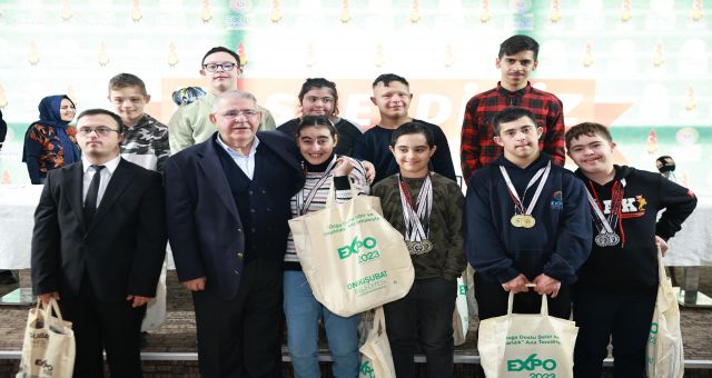 Başkan Mahçiçek, özel ihtiyaç sahibi şampiyon sporcular ve aileleriyle bir araya geldi