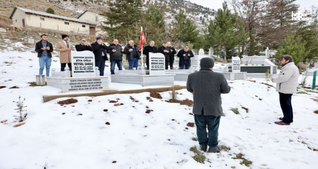BAŞKAN AYDIN DEPREM ŞEHİTLERİNİ ZİYARET ETTİ