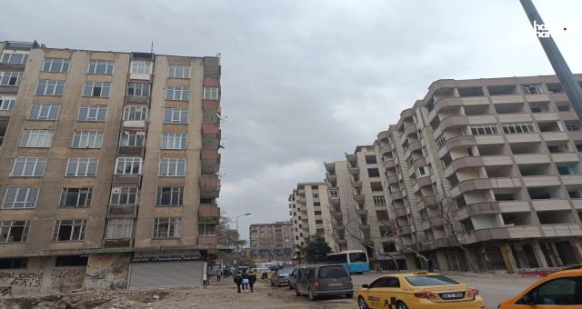 Kahramanmaraş'ta Ağır Hasarlı Binaların Yıkım Gecikmesi Tepki Çekiyor!