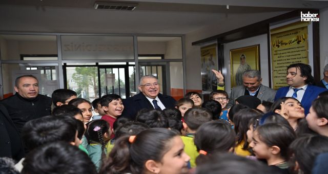 Başkan Hanefi Mahçiçek, öğrencilerin sınav heyecanına ortak oldu
