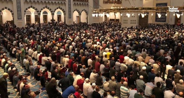 Kahramanmaraş'ta Depremin Ardından Camilerde Toplu Teravih Coşkusu
