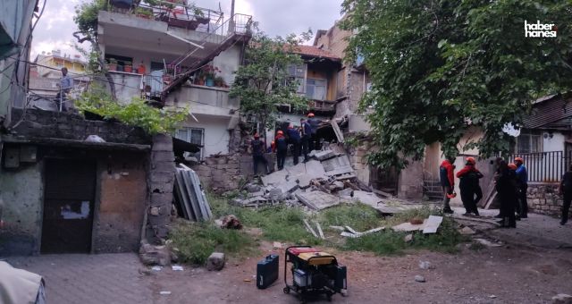 Kahramanmaraş'ta Ağır Hasarlı Metruk Bina Çöktü!
