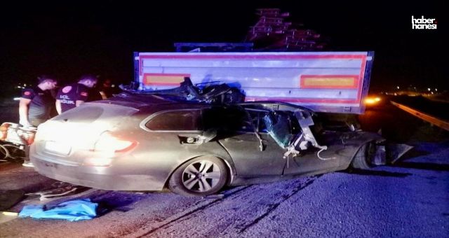 Kahramanmaraş'ta Otomobil Tıra Saplandı: Sürücü Hayatını Kaybetti!