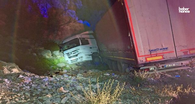 Kahramanmaraş'ta Tır Kazası: Tır Kayalıklara Çarptı, Sürücü Yaralandı!