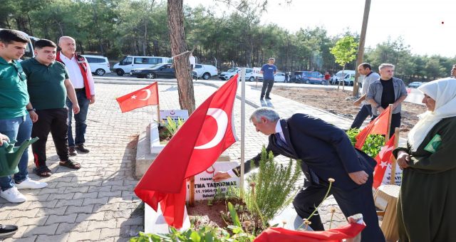 Kahramanmaraş Valisi Ünlüer, Kurban Bayramında Deprem Şehitlerini Ziyaret Etti!