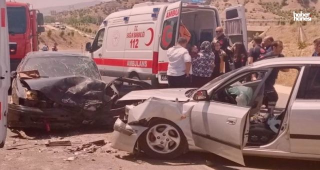 Kahramanmaraş'ta İki Otomobil Çarpıştı: İkisi Bebek 5 Kişi Yaralı