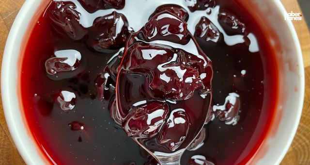 Yazın Taze Lezzeti: Ev Yapımı Vişne Reçeli Tarifiyle Doğallığın Keyfini Çıkarın!