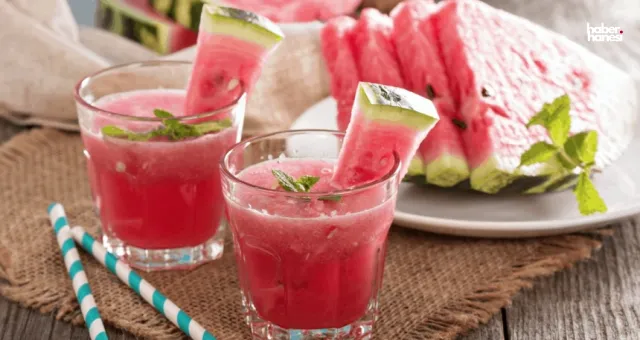 Yaz Sıcaklarında Vazgeçilmeziniz Olacak: Ferahlatıcı ve Sağlıklı Karpuzlu Smoothie Tarifi