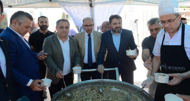 Kahramanmaraş'ta Milli İrade Meydanı'nda Binlerce Kişiye Aşure İkramı