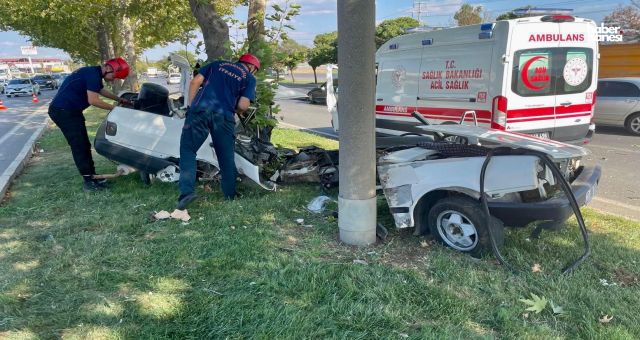Kahramanmaraş’ta Trafik Kazası: Aydınlatma Direğine Çarpan Otomobilde 1 Ölü, 1 Yaralı