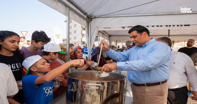 Şehitkamil Belediye Başkanı Yılmaz’dan Aşure ve Dondurma Dağıtımı!