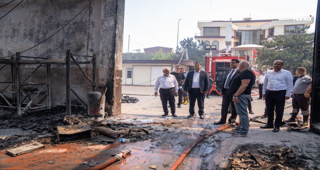 Başkan Umut Yılmaz, Halı Fabrikasındaki Yangın Sonrası İncelemelerde Bulundu