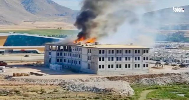 Elbistan’da Emniyet Binası İnşaatında Yangın: Çatı Katında Çıkan Alevler Kontrol Altına Alındı