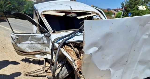 Kahramanmaraş Göksun'da Kaza: Otomobilde Sıkışan Sürücüler Kurtarıldı!