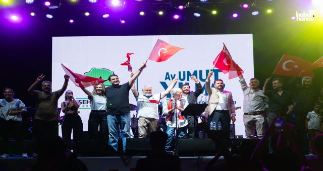 Edip Akbayram ve Kızı Türkü Akbayram’dan Şehitkamil’de Unutulmaz Zafer Bayramı Konseri