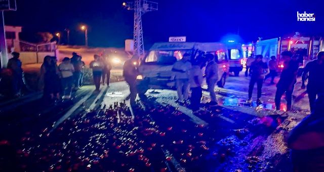 Kahramanmaraş'ta Domates Yüklü Römorka Çarpan Minibüs Hurdaya Döndü: 4 Kişi Ağır Yaralı!